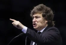La Derecha Fest em Córdoba reuniu milhares para ouvir Javier Milei, economista argentino e líder do movimento libertário. O evento celebrou a liberdade econômica e individual, evidenciando o crescente apoio a ideias libertárias na região. Milei, com seu discurso contundente, se tornou um símbolo dessa nova onda política.