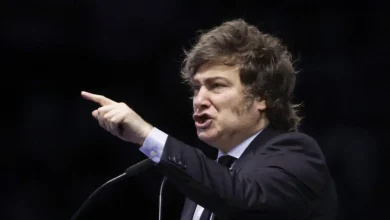 La Derecha Fest em Córdoba reuniu milhares para ouvir Javier Milei, economista argentino e líder do movimento libertário. O evento celebrou a liberdade econômica e individual, evidenciando o crescente apoio a ideias libertárias na região. Milei, com seu discurso contundente, se tornou um símbolo dessa nova onda política.