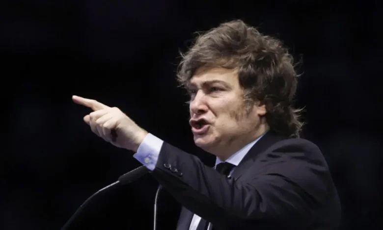 La Derecha Fest em Córdoba: Milei Conquista a Região Libertária 1 La Derecha Fest em Córdoba reuniu milhares para ouvir Javier Milei, economista argentino e líder do movimento libertário. O evento celebrou a liberdade econômica e individual, evidenciando o crescente apoio a ideias libertárias na região. Milei, com seu discurso contundente, se tornou um símbolo dessa nova onda política.