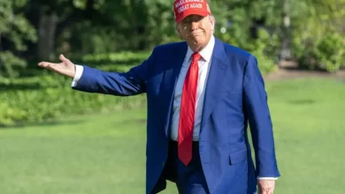 Donald Trump anuncia tarifas sobre produtos brasileiros em resposta a disputa comercial sobre produção de soja e outros produtos agrícolas, potencialmente afetando economia e política entre os dois países.