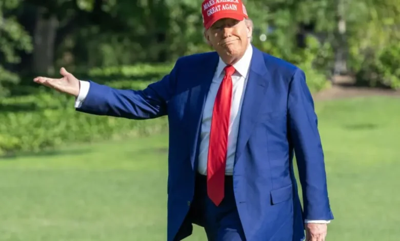 Donald Trump anuncia tarifas sobre produtos brasileiros em resposta a disputa comercial sobre produção de soja e outros produtos agrícolas, potencialmente afetando economia e política entre os dois países.