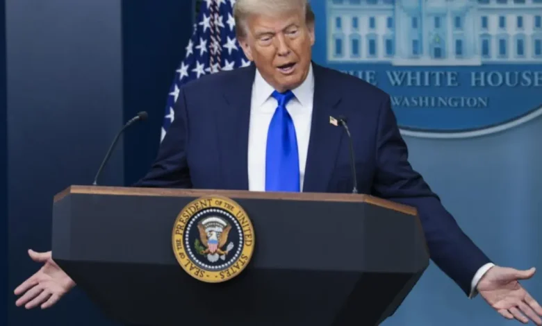O bloqueio de uma ordem executiva de Donald Trump que restringia a cidadania por nascimento revela a complexidade do debate sobre imigração nos EUA, com questões de segurança nacional, economia e direitos humanos em jogo.
