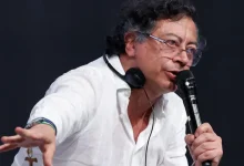 Gustavo Petro celebra decisões do STF contra Bolsonaro, chamando o ex-presidente brasileiro de "fascista". As declarações geram repercussão internacional, evidenciando a polarização política entre Brasil e Colômbia.
