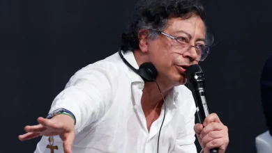 Gustavo Petro celebra decisões do STF contra Bolsonaro, chamando o ex-presidente brasileiro de "fascista". As declarações geram repercussão internacional, evidenciando a polarização política entre Brasil e Colômbia.