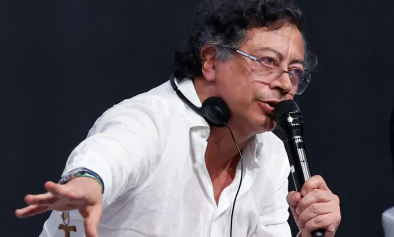 Gustavo Petro celebra decisões do STF contra Bolsonaro, chamando o ex-presidente brasileiro de "fascista". As declarações geram repercussão internacional, evidenciando a polarização política entre Brasil e Colômbia.