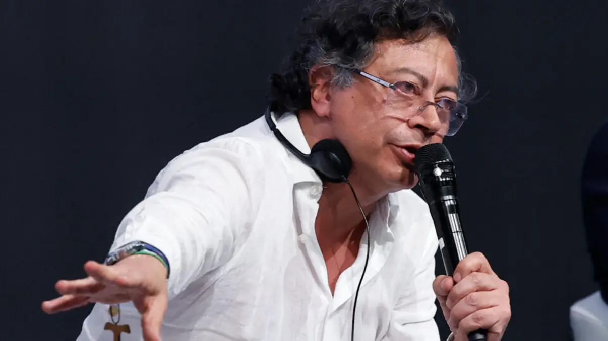 Gustavo Petro celebra decisões do STF contra Bolsonaro, chamando o ex-presidente brasileiro de "fascista". As declarações geram repercussão internacional, evidenciando a polarização política entre Brasil e Colômbia.
