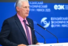 Cuba e EUA mantém tensa relação política, apesar de governos terem anunciado mudanças em sua abordagem. Sanções econômicas e políticas persistem, mas especialistas acreditam que a situação pode mudar com a ascensão de novos líderes e crises econômicas internacionais.