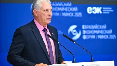Cuba e EUA mantém tensa relação política, apesar de governos terem anunciado mudanças em sua abordagem. Sanções econômicas e políticas persistem, mas especialistas acreditam que a situação pode mudar com a ascensão de novos líderes e crises econômicas internacionais.