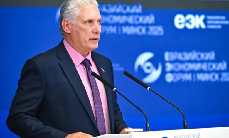 Cuba e EUA mantém tensa relação política, apesar de governos terem anunciado mudanças em sua abordagem. Sanções econômicas e políticas persistem, mas especialistas acreditam que a situação pode mudar com a ascensão de novos líderes e crises econômicas internacionais.
