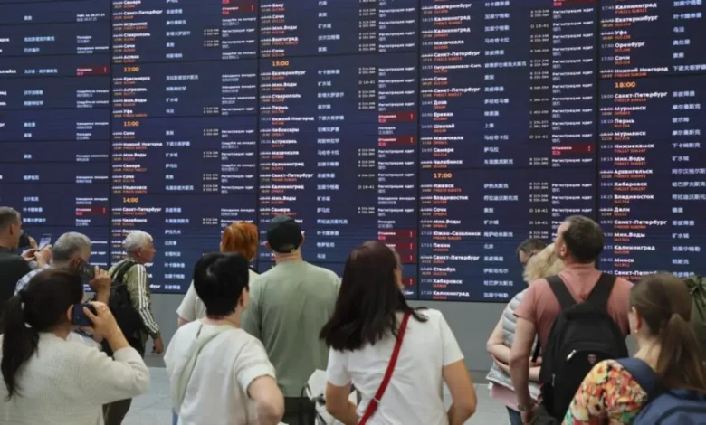 Russo Anuncia Fechamento dos Principais Aeroportos de Moscou devido a Ataques de Drones Ucranianos 1 Russo announces closure of Moscow's main airports due to Ukrainian drone attacks, sparking concern among passengers and staff, and raising concerns about regional stability.