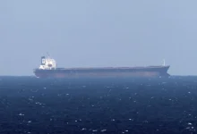 Aqui está a Meta Description: O Estreito de Ormuz, um ponto estratégico entre a península arábica e o Irã, é um local de grande relevância geopolítica e econômica, transportando 20% do petróleo mundial e gerando disputas entre o Irã e Omã.