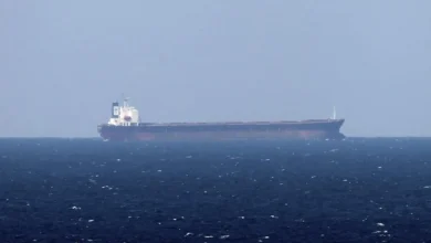 Aqui está a Meta Description: O Estreito de Ormuz, um ponto estratégico entre a península arábica e o Irã, é um local de grande relevância geopolítica e econômica, transportando 20% do petróleo mundial e gerando disputas entre o Irã e Omã.