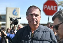 Damares Alves nomeia Michelle Bolsonaro como porta-voz do ex-presidente Jair Bolsonaro, gerando debate e críticas entre a oposição, que considera medida de perseguição política e nepotismo.