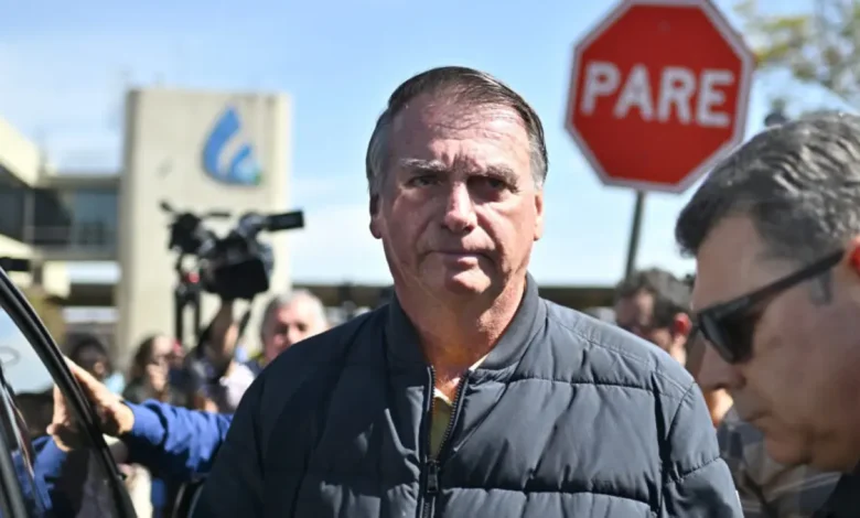 Damares Alves nomeia Michelle Bolsonaro como porta-voz do ex-presidente Jair Bolsonaro 1 Damares Alves nomeia Michelle Bolsonaro como porta-voz do ex-presidente Jair Bolsonaro, gerando debate e críticas entre a oposição, que considera medida de perseguição política e nepotismo.