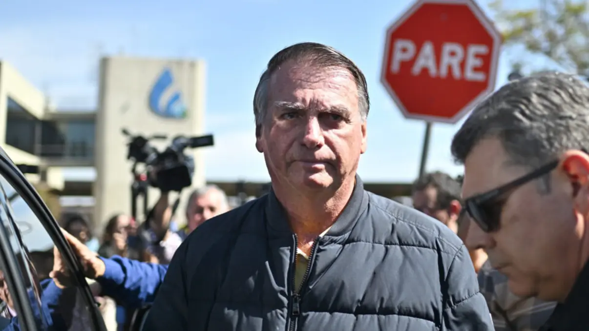 Damares Alves nomeia Michelle Bolsonaro como porta-voz do ex-presidente Jair Bolsonaro, gerando debate e críticas entre a oposição, que considera medida de perseguição política e nepotismo.