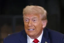Uma juíza distrital dos EUA ordena suspensão da política de Trump que visava reduzir significativamente verbas federais destinadas ao aborto, considerada violadora da Lei de Proteção à Saúde Reprodutiva e à Autonomia das Mulheres e da Constituição dos EUA.