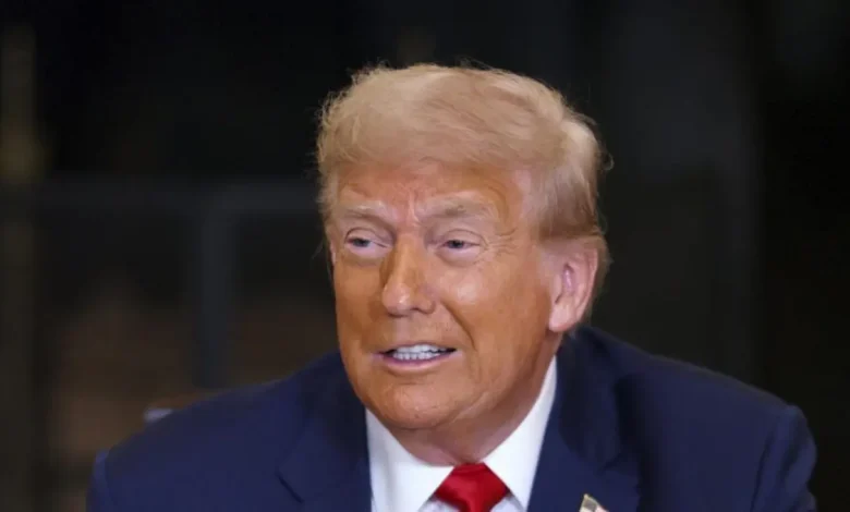 Uma juíza distrital dos EUA ordena suspensão da política de Trump que visava reduzir significativamente verbas federais destinadas ao aborto, considerada violadora da Lei de Proteção à Saúde Reprodutiva e à Autonomia das Mulheres e da Constituição dos EUA.