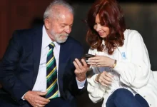O presidente Lula da Silva visita a Argentina para encontrar-se com Cristina Kirchner, condenada por corrupção, em um esforço para ajudar a estabilizar a política e economia do país, gerando críticas e questionamentos sobre a legitimidade da visita.