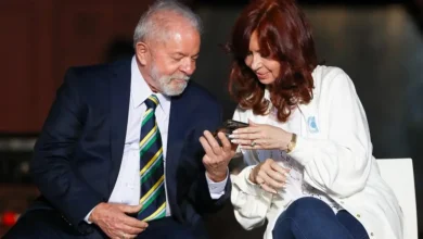 O presidente Lula da Silva visita a Argentina para encontrar-se com Cristina Kirchner, condenada por corrupção, em um esforço para ajudar a estabilizar a política e economia do país, gerando críticas e questionamentos sobre a legitimidade da visita.