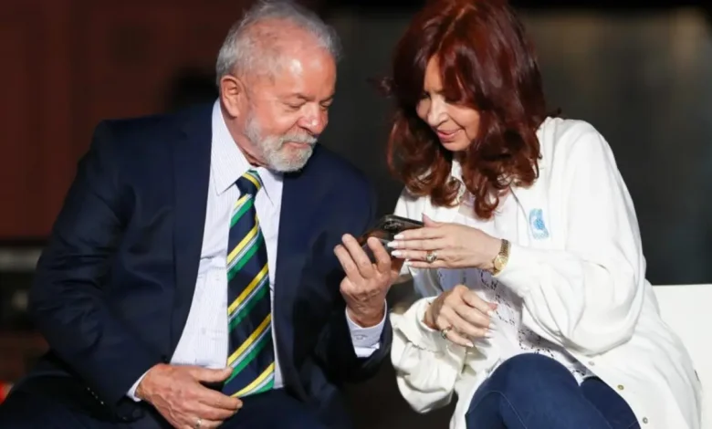 O presidente Lula da Silva visita a Argentina para encontrar-se com Cristina Kirchner, condenada por corrupção, em um esforço para ajudar a estabilizar a política e economia do país, gerando críticas e questionamentos sobre a legitimidade da visita.