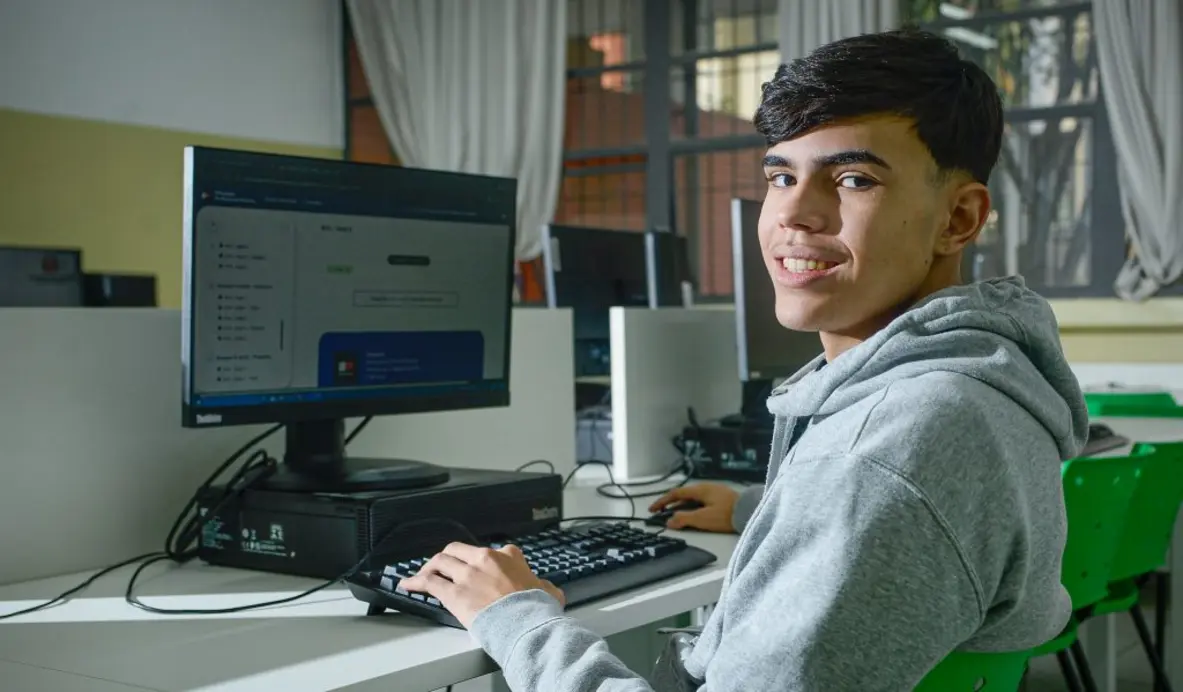 O programa BEEM, da iniciativa do governo paulista, ultrapassou 6 mil estagiários, demonstrando impacto positivo na formação de jovens profissionais. Oferece vagas a estudantes das 2ª e 3ª séries do Ensino Médio, desenvolvendo habilidades e conhecimentos em diferentes áreas.