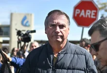 O juiz Alexandre de Moraes condena o ex-presidente Jair Bolsonaro por crimes graves, incluindo pressionar EUA para mudanças na justiça brasileira, em decisão que combate impunidade e corrupção.