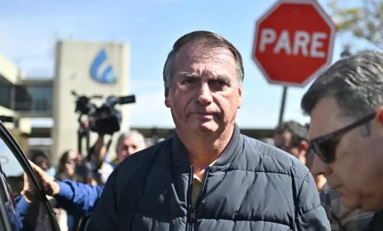 Alexandre de Moraes condena Jair Bolsonaro por crimes graves 1 O juiz Alexandre de Moraes condena o ex-presidente Jair Bolsonaro por crimes graves, incluindo pressionar EUA para mudanças na justiça brasileira, em decisão que combate impunidade e corrupção.