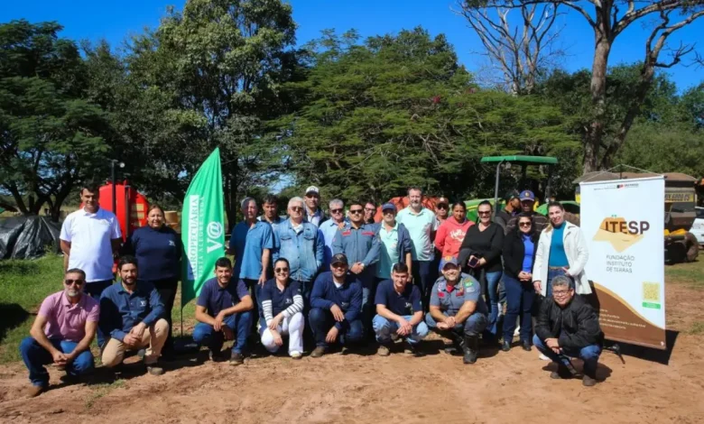 A Secretaria de Agricultura do Estado de São Paulo desenvolve um programa de treinamentos intensivos para prevenir e combater incêndios em assentamentos, educando a população sobre controle do fogo e técnicas eficazes para minimizar riscos.
