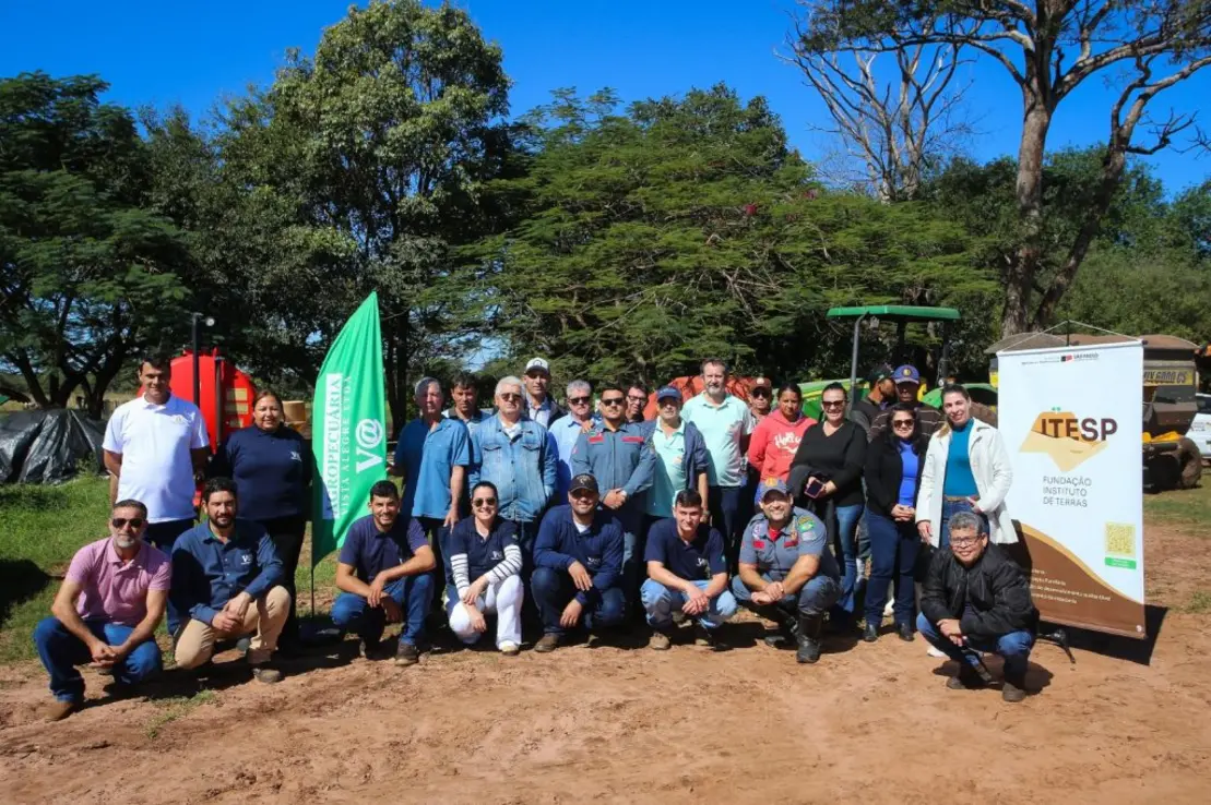 A Secretaria de Agricultura do Estado de São Paulo desenvolve um programa de treinamentos intensivos para prevenir e combater incêndios em assentamentos, educando a população sobre controle do fogo e técnicas eficazes para minimizar riscos.