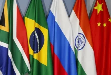 Países emergentes e desenvolvidos discutem sobre o pagamento de direitos autorais para o uso de inteligência artificial, com a União das Nações Sul-Americanas e o Conselho de Cooperação do Sul defendendo a compensação dos criadores de conteúdo e os países desenvolvidos argumentando que a medida pode limitar a inovação e o desenvolvimento tecnológico.