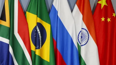 Países emergentes e desenvolvidos discutem sobre o pagamento de direitos autorais para o uso de inteligência artificial, com a União das Nações Sul-Americanas e o Conselho de Cooperação do Sul defendendo a compensação dos criadores de conteúdo e os países desenvolvidos argumentando que a medida pode limitar a inovação e o desenvolvimento tecnológico.