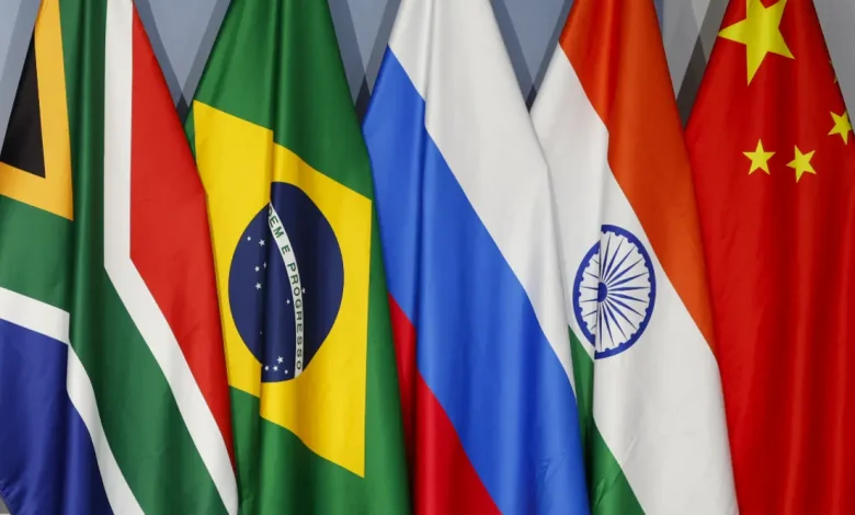 Países emergentes e desenvolvidos discutem sobre o pagamento de direitos autorais para o uso de inteligência artificial, com a União das Nações Sul-Americanas e o Conselho de Cooperação do Sul defendendo a compensação dos criadores de conteúdo e os países desenvolvidos argumentando que a medida pode limitar a inovação e o desenvolvimento tecnológico.
