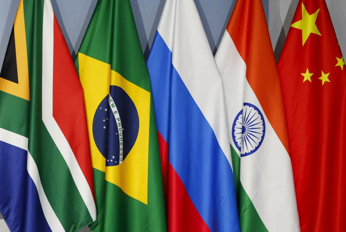 Países emergentes e desenvolvidos discutem sobre o pagamento de direitos autorais para o uso de inteligência artificial, com a União das Nações Sul-Americanas e o Conselho de Cooperação do Sul defendendo a compensação dos criadores de conteúdo e os países desenvolvidos argumentando que a medida pode limitar a inovação e o desenvolvimento tecnológico.