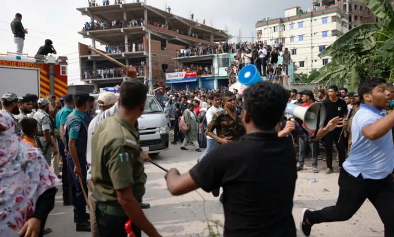 Acidente aéreo em Bangladesh: ao menos 19 mortos e mais de 50 feridos em caiu de aeronave de treinamento na zona urbana de Dhaka. Destroços e imagens de pânico.