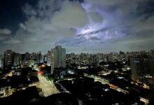Defesa Civil de SP monitora chuvas e duas frentes frias em agosto. Riscos de tempestades, inundações, deslizamentos e queimadas. Atenção à previsão do tempo e siga as orientações da Defesa Civil para se manter seguro.