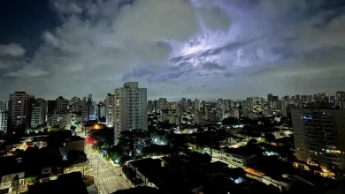 Defesa Civil de SP monitora chuvas e duas frentes frias em agosto. Riscos de tempestades, inundações, deslizamentos e queimadas. Atenção à previsão do tempo e siga as orientações da Defesa Civil para se manter seguro.