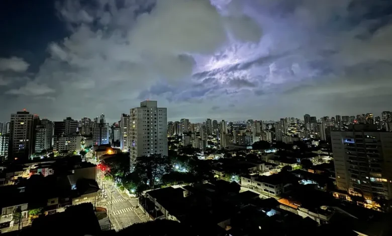 Defesa Civil de SP Monitora Chuvas e Frentes Frias em Agosto 1 Defesa Civil de SP monitora chuvas e duas frentes frias em agosto. Riscos de tempestades, inundações, deslizamentos e queimadas. Atenção à previsão do tempo e siga as orientações da Defesa Civil para se manter seguro.