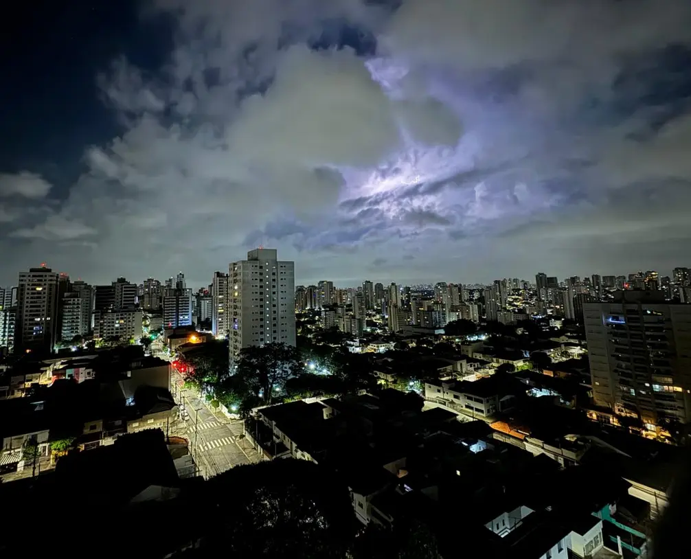 Defesa Civil de SP monitora chuvas e duas frentes frias em agosto. Riscos de tempestades, inundações, deslizamentos e queimadas. Atenção à previsão do tempo e siga as orientações da Defesa Civil para se manter seguro.