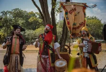 Descubra a programação gratuita do Mundo do Circo SP, com apresentações de companhias renomadas e artistas únicos, incluindo o Cabaré do Mercosul, Circo Delírio e Pia Fraus, oferecendo uma noite inesquecível de entretenimento e experiência cultural rica e divertida.