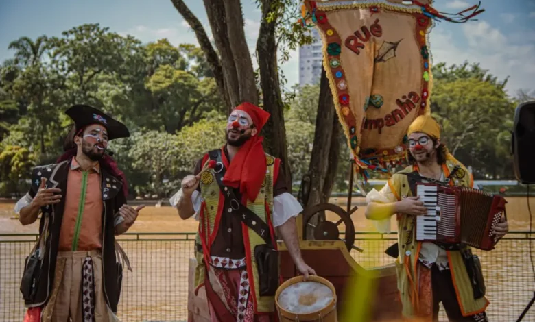Descubra a programação gratuita do Mundo do Circo SP, com apresentações de companhias renomadas e artistas únicos, incluindo o Cabaré do Mercosul, Circo Delírio e Pia Fraus, oferecendo uma noite inesquecível de entretenimento e experiência cultural rica e divertida.