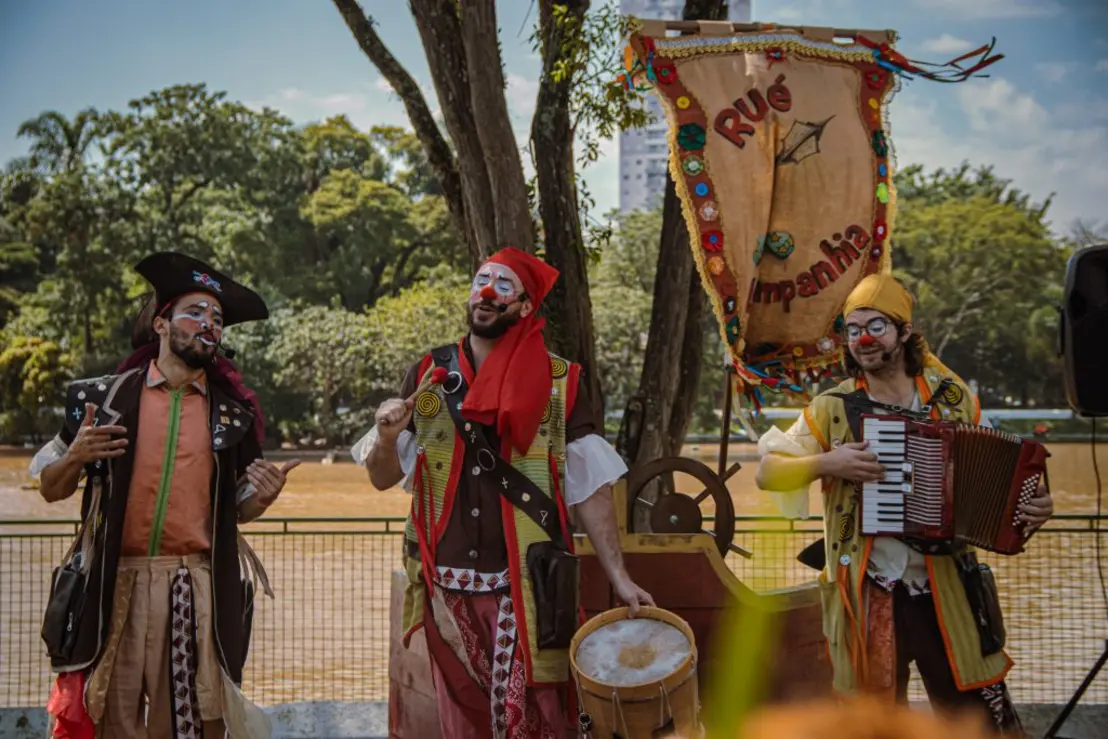 Descubra a programação gratuita do Mundo do Circo SP, com apresentações de companhias renomadas e artistas únicos, incluindo o Cabaré do Mercosul, Circo Delírio e Pia Fraus, oferecendo uma noite inesquecível de entretenimento e experiência cultural rica e divertida.