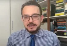 O professor Daniel Vargas, da FGV, culpa o modelo de liberalismo econômico do Mercosul por falta de consideração às realidades políticas e sociais, levando a desestruturamento econômico, concentração de poder em mãos de empresas multinacionais e pobreza em muitas regiões.