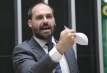 Deputado Eduardo Bolsonaro critica comitiva de senadores que vai aos EUA, afirmando que não representa o governo brasileiro e desrespeita Donald Trump, gerando polêmica e possível desunião no governo.