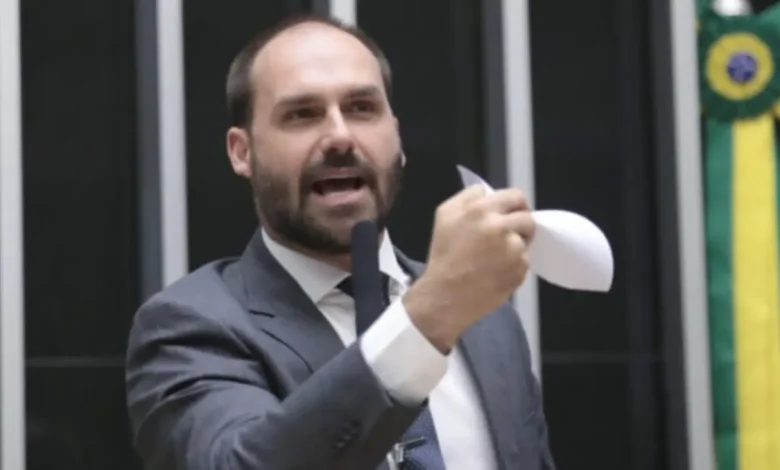 Eduardo Bolsonaro Critica Viagem de Senadores aos EUA e Acusa Desrespeito a Trump 1 Deputado Eduardo Bolsonaro critica comitiva de senadores que vai aos EUA, afirmando que não representa o governo brasileiro e desrespeita Donald Trump, gerando polêmica e possível desunião no governo.