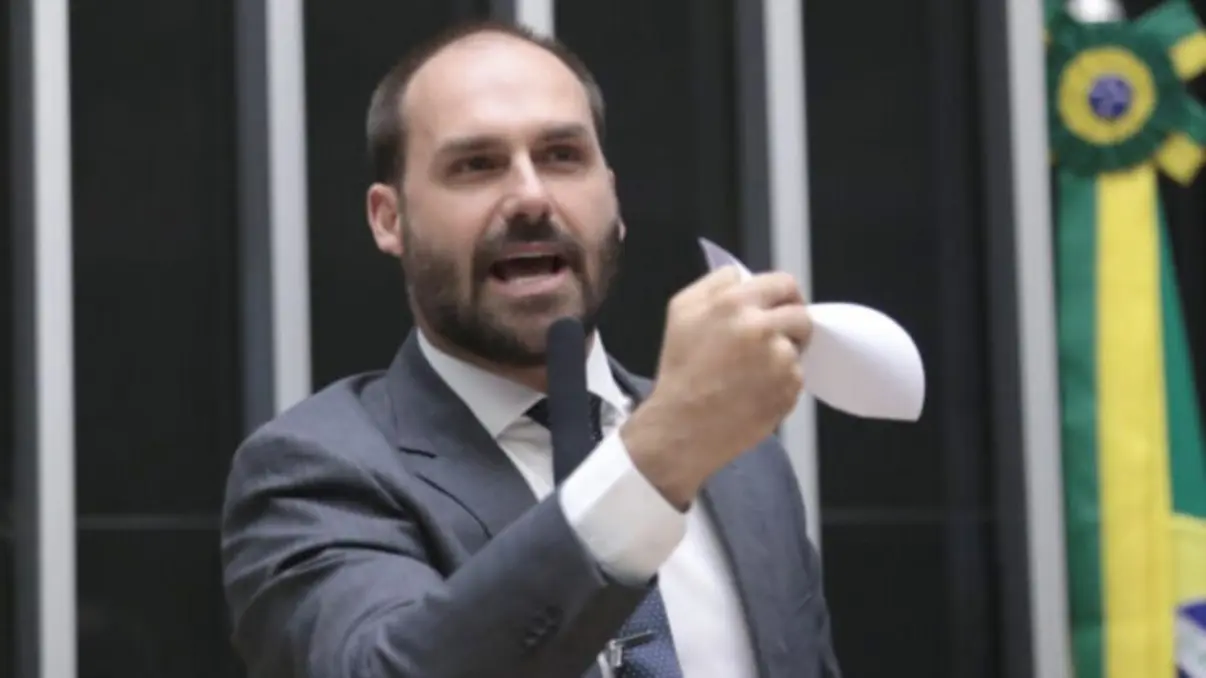 Deputado Eduardo Bolsonaro critica comitiva de senadores que vai aos EUA, afirmando que não representa o governo brasileiro e desrespeita Donald Trump, gerando polêmica e possível desunião no governo.