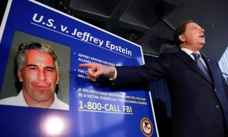 Irmão de Epstein nega morte oficial: financista foi assassinado? 1 Irmão de Jeffrey Epstein nega versão oficial da morte e alega ter recebido informações de que o financista foi assassinado. Mark Epstein relata detalhes da autópsia e questiona a investigação oficial.