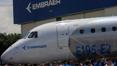 A Embraer, líder da indústria aeroespacial brasileira, apresentou sua tecnologia e produtos mais recentes no Paris Air Show, destacando sua inovação e capacidade de produzir aeronaves de alta qualidade e segurança.