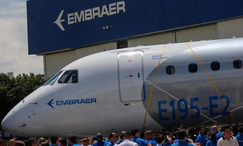 A Embraer, líder da indústria aeroespacial brasileira, apresentou sua tecnologia e produtos mais recentes no Paris Air Show, destacando sua inovação e capacidade de produzir aeronaves de alta qualidade e segurança.