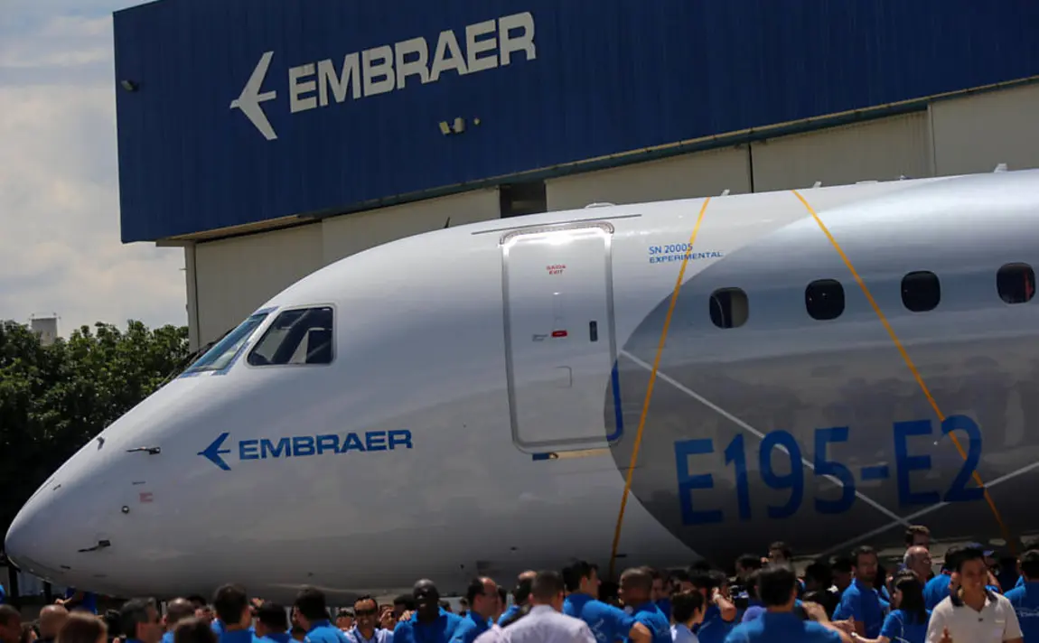 A Embraer, líder da indústria aeroespacial brasileira, apresentou sua tecnologia e produtos mais recentes no Paris Air Show, destacando sua inovação e capacidade de produzir aeronaves de alta qualidade e segurança.