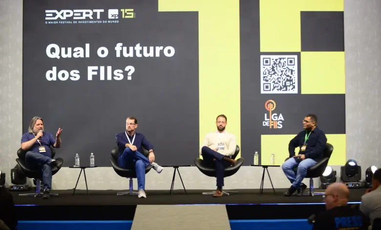 Desafios Regulatórios e Perspectivas Positivas do Mercado de FIIs diante da Força do IFIX 1 Especialistas em FIIs discutem desafios regulatórios e perspectivas positivas do mercado diante da força do IFIX. Análise sobre resiliência, diversificação e impacto de políticas públicas.